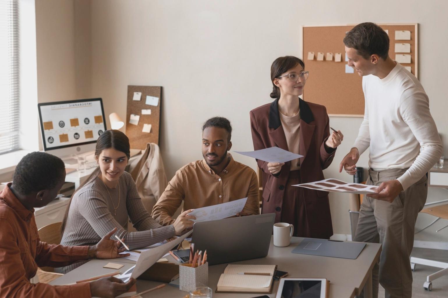 Professionnel analysant des données financières sur écran